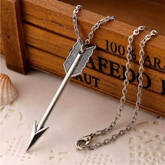 Jewelry - Elegant Silver Arrow Necklace